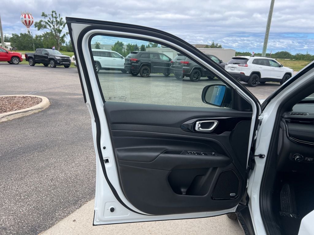 2025 Jeep Compass COMPASS LIMITED 4X4